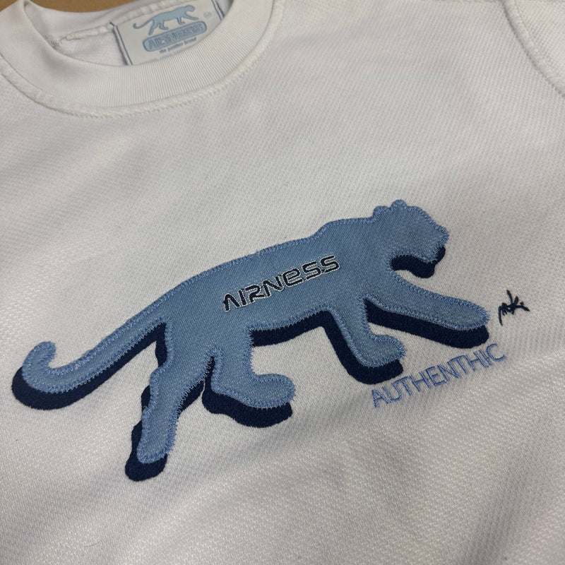 Detailansicht: Sourced limited accessories and clothes Airness streetwear white sweatshirt – Logo, Nähte oder Material