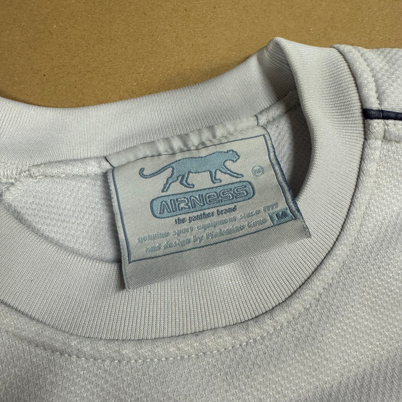 Detailansicht: Sourced limited accessories and clothes Airness streetwear white sweatshirt – Logo, Nähte oder Material