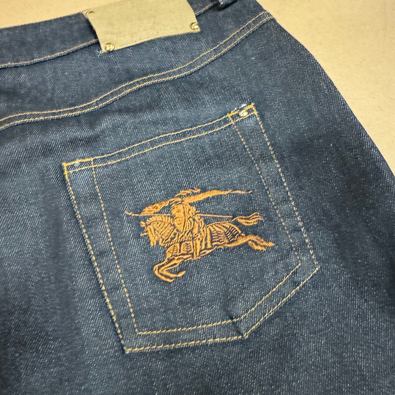 Detailansicht: Sourced limited accessories and clothes Burberry London vintage denim skirt – Logo, Nähte oder Material