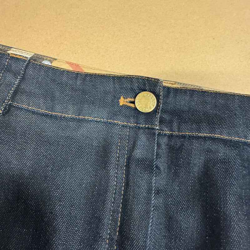 Detailansicht: Sourced limited accessories and clothes Burberry London vintage denim skirt – Logo, Nähte oder Material