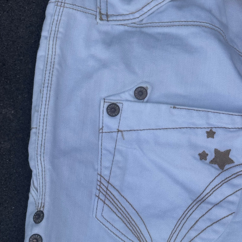 Detailansicht: Sourced limited accessories and clothes River Island white bootcut jeans retro – Logo, Nähte oder Material