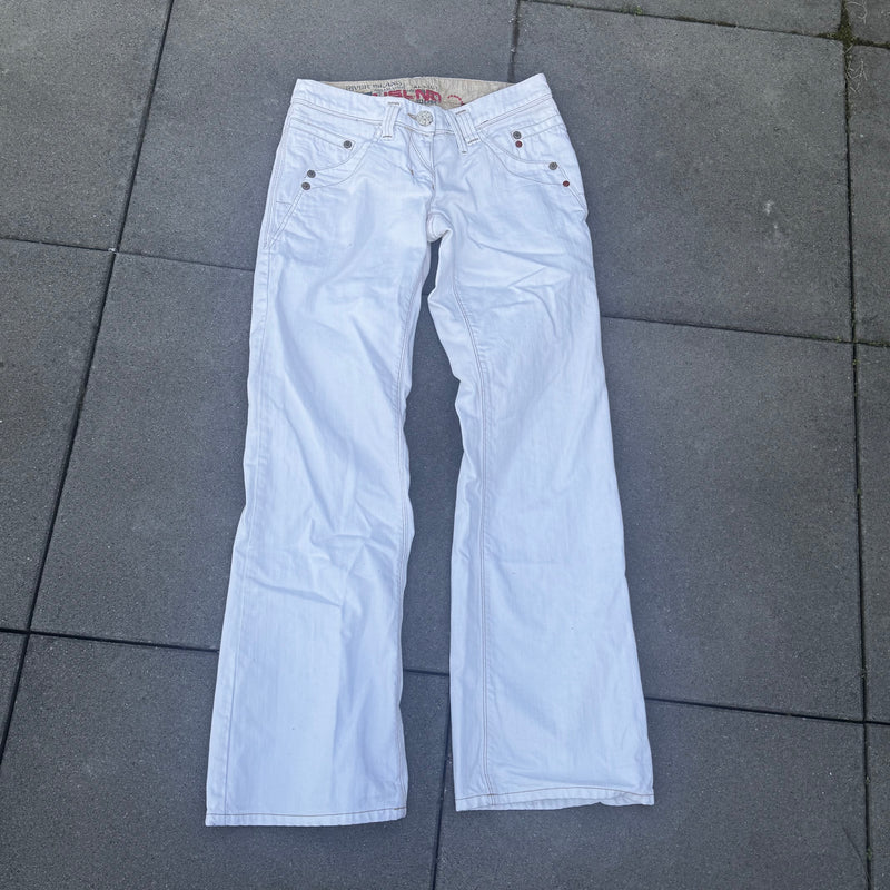 Detailansicht: Sourced limited accessories and clothes River Island white bootcut jeans retro – Logo, Nähte oder Material