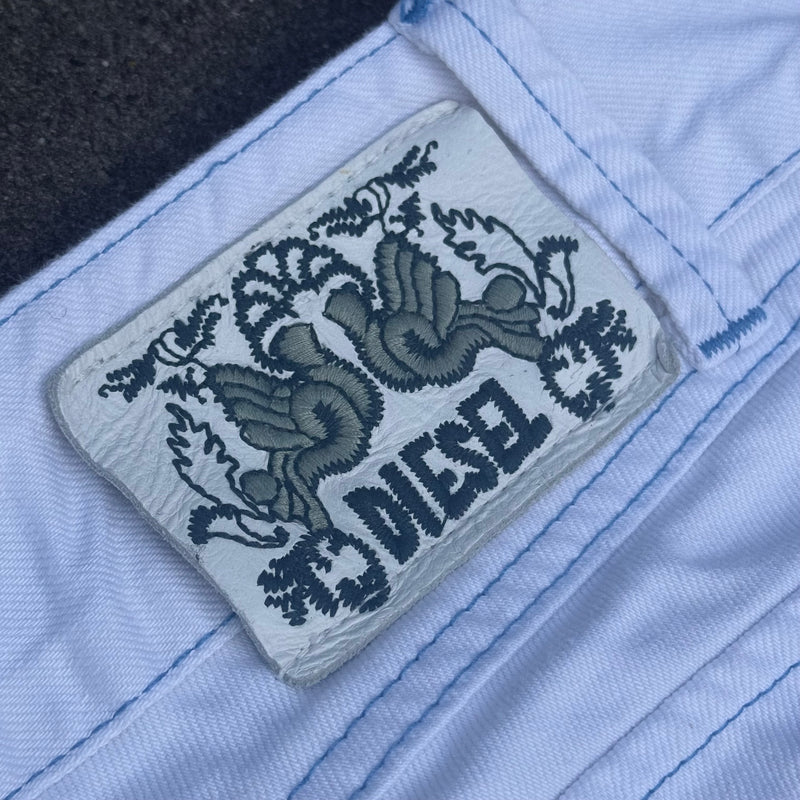 Detailansicht: Sourced limited accessories and clothes Diesel y2k white bootcut jeans – Logo, Nähte oder Material