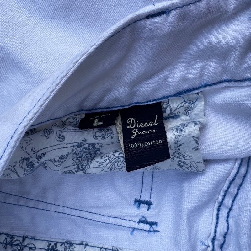 Detailansicht: Sourced limited accessories and clothes Diesel y2k white bootcut jeans – Logo, Nähte oder Material