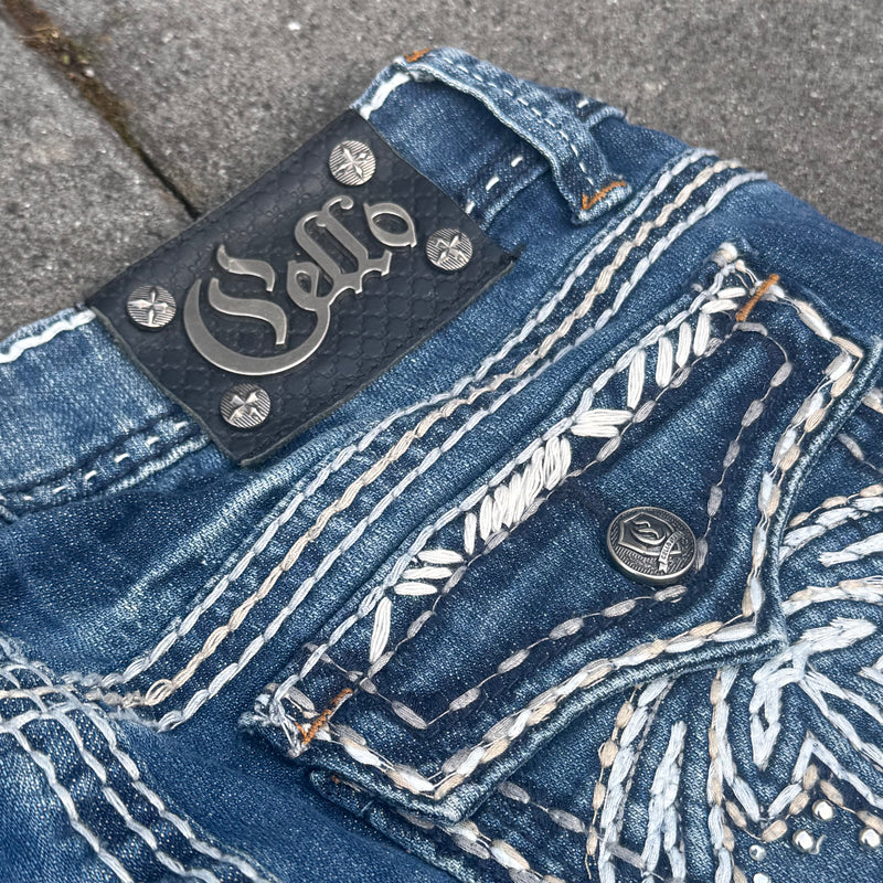 Detailansicht: Sourced limited accessories and clothes Hello y2k bootcut wideleg jeans – Logo, Nähte oder Material