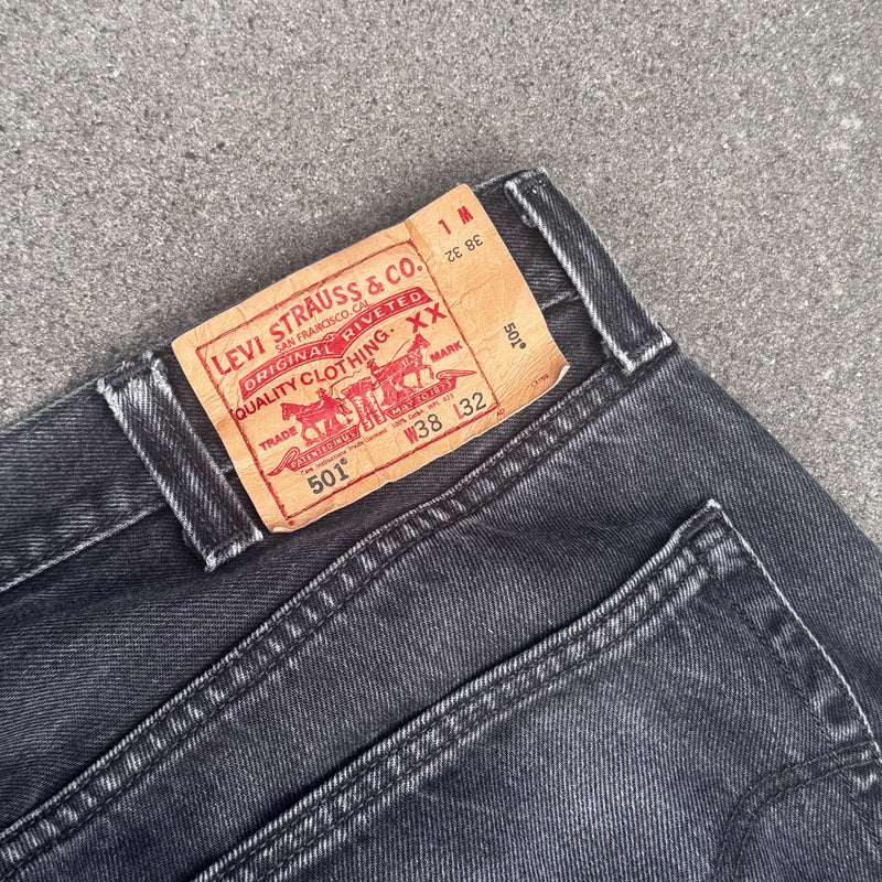 Detailansicht: Sourced limited accessories and clothes Levi Strauss 501 straight leg button fly jeans – Logo, Nähte oder Material