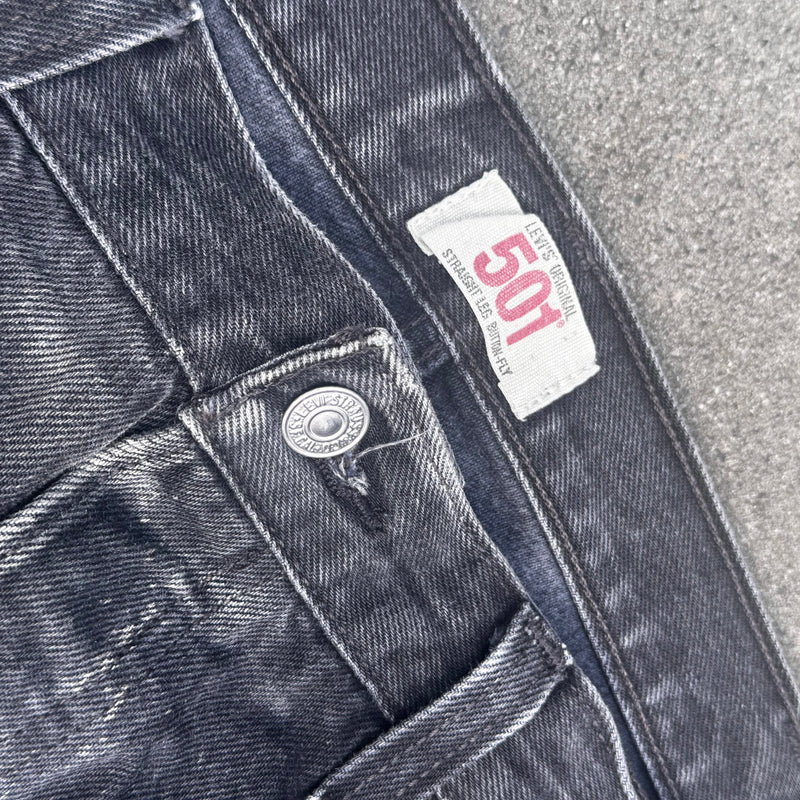 Detailansicht: Sourced limited accessories and clothes Levi Strauss 501 straight leg button fly jeans – Logo, Nähte oder Material