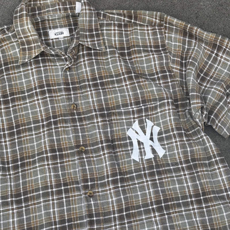 Detailansicht: Sourced limited accessories and clothes Yankees custom checkered longsleeve chemise – Logo, Nähte oder Material