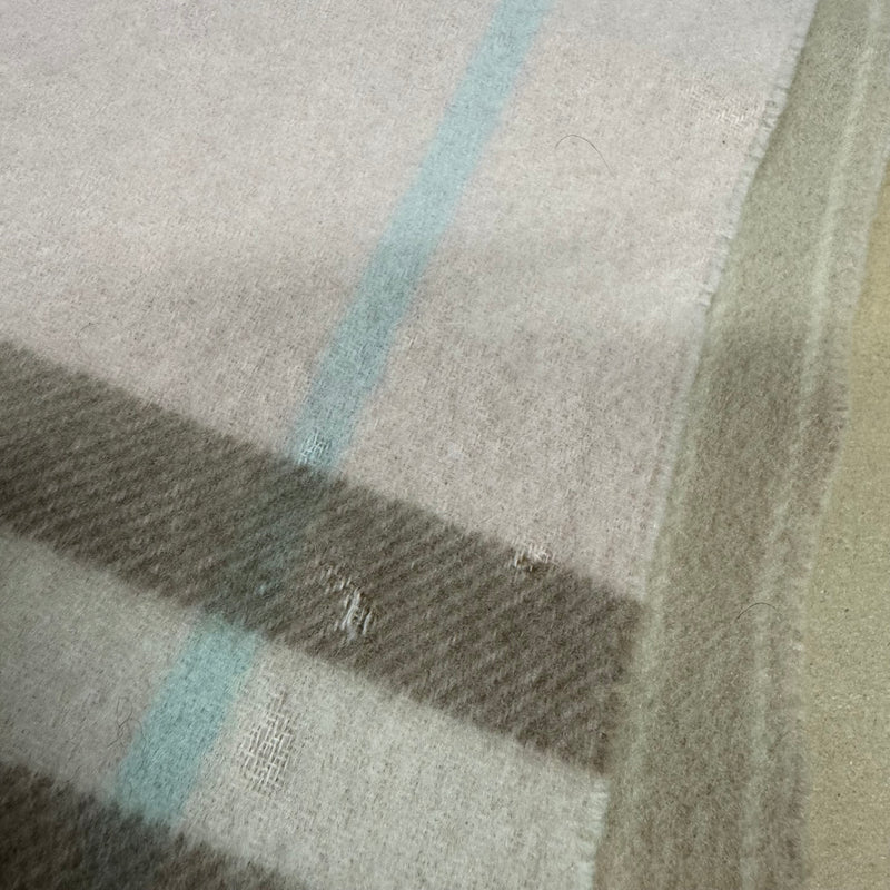 Detailansicht: Sourced limited accessories and clothes Burberry vintage merino wool scarf – Logo, Nähte oder Material