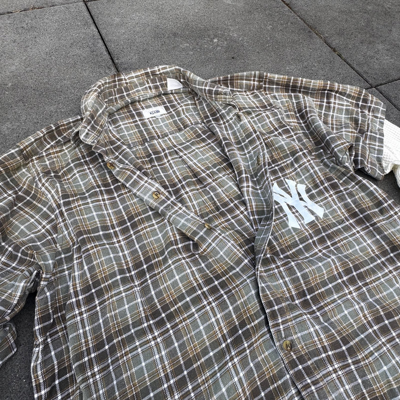 Detailansicht: Sourced limited accessories and clothes Yankees custom checkered longsleeve chemise – Logo, Nähte oder Material
