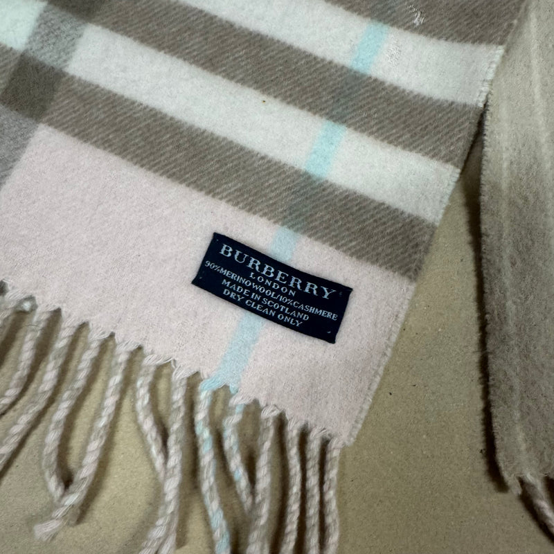 Detailansicht: Sourced limited accessories and clothes Burberry vintage merino wool scarf – Logo, Nähte oder Material