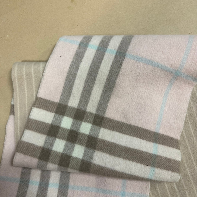 Detailansicht: Sourced limited accessories and clothes Burberry vintage merino wool scarf – Logo, Nähte oder Material