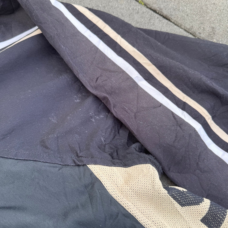 Detailansicht: Sourced limited accessories and clothes Vintage Umbro used track jacket – Logo, Nähte oder Material