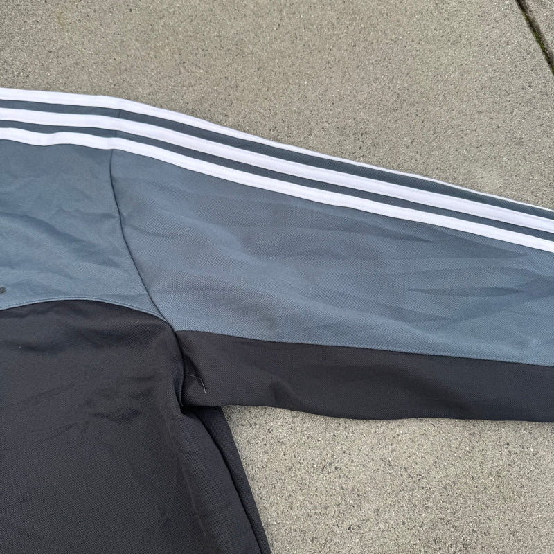 Detailansicht: Sourced limited accessories and clothes Vintage Adidas three stripes casual track jacket – Logo, Nähte oder Material