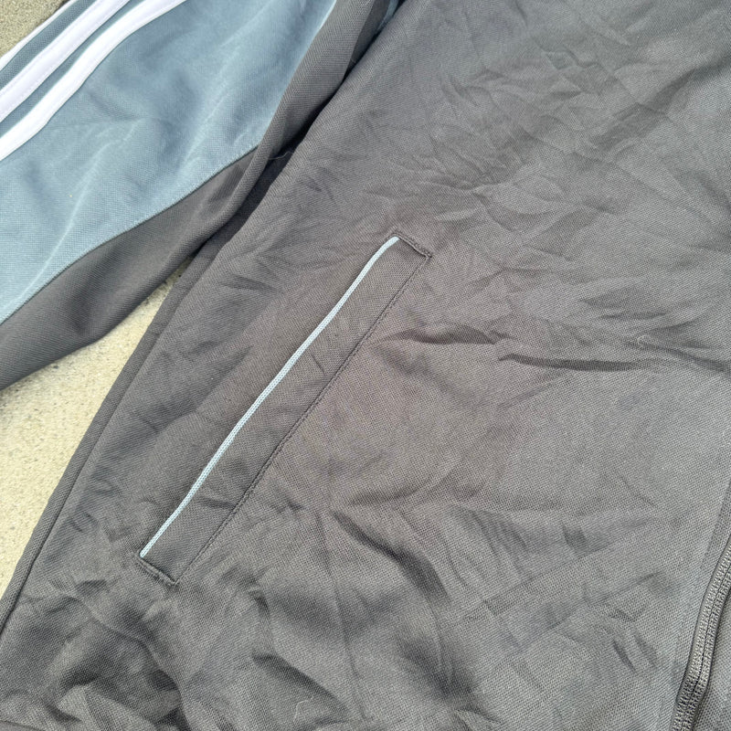 Detailansicht: Sourced limited accessories and clothes Vintage Adidas three stripes casual track jacket – Logo, Nähte oder Material