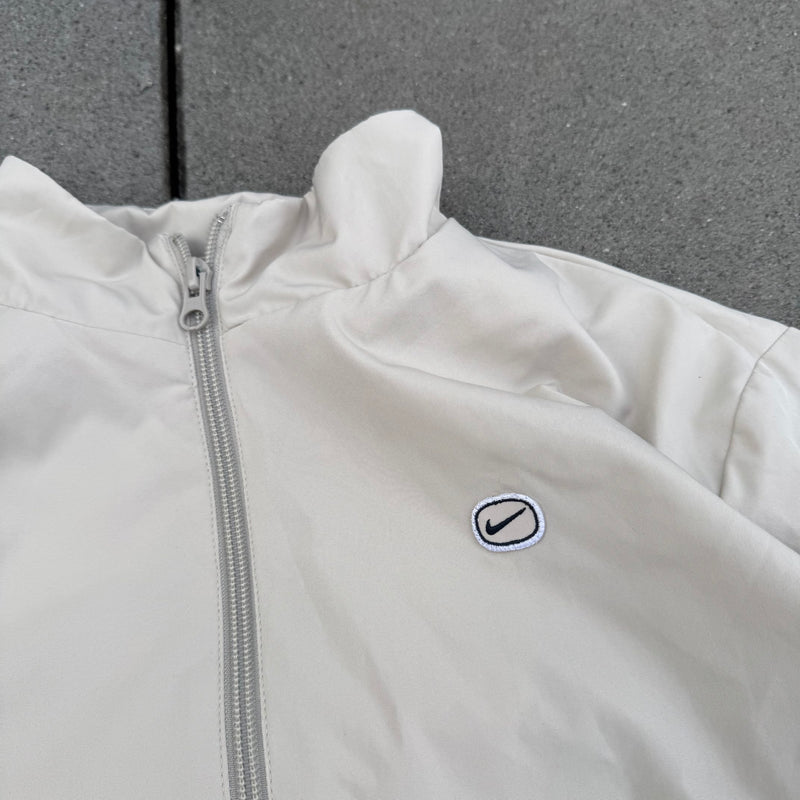 Detailansicht: Sourced limited accessories and clothes Nike vintage women’s beige track jacket – Logo, Nähte oder Material