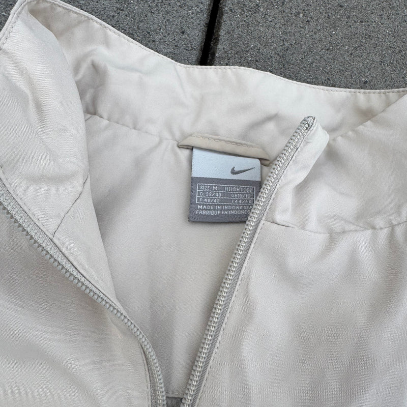 Detailansicht: Sourced limited accessories and clothes Nike vintage women’s beige track jacket – Logo, Nähte oder Material