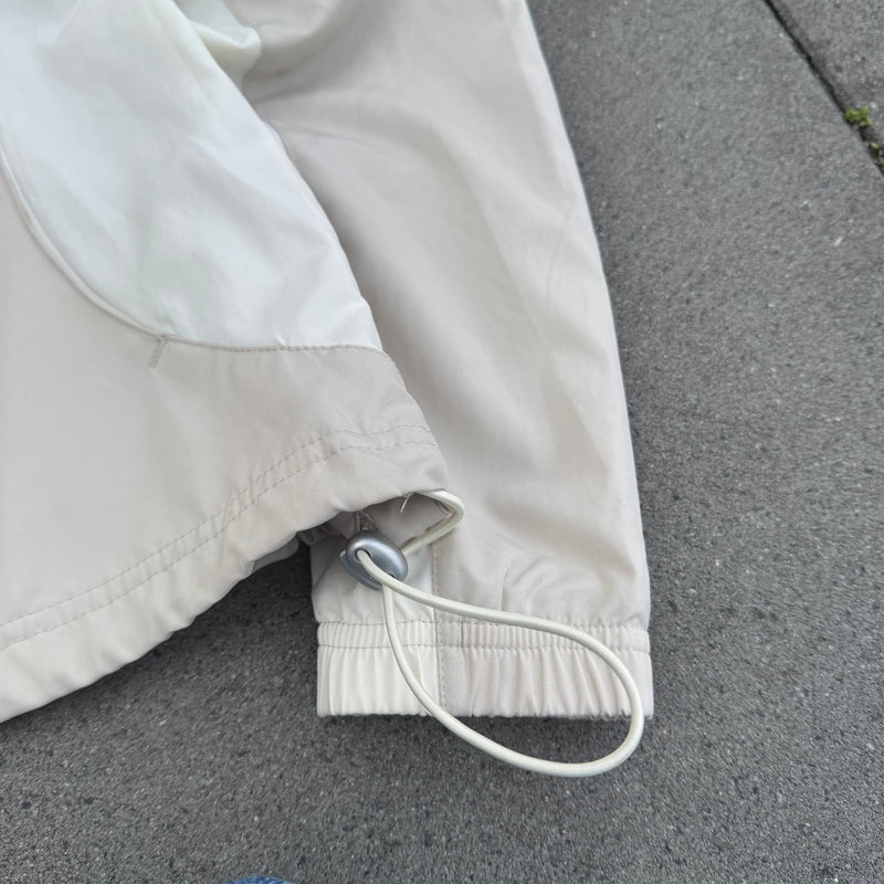 Detailansicht: Sourced limited accessories and clothes Nike vintage women’s beige track jacket – Logo, Nähte oder Material