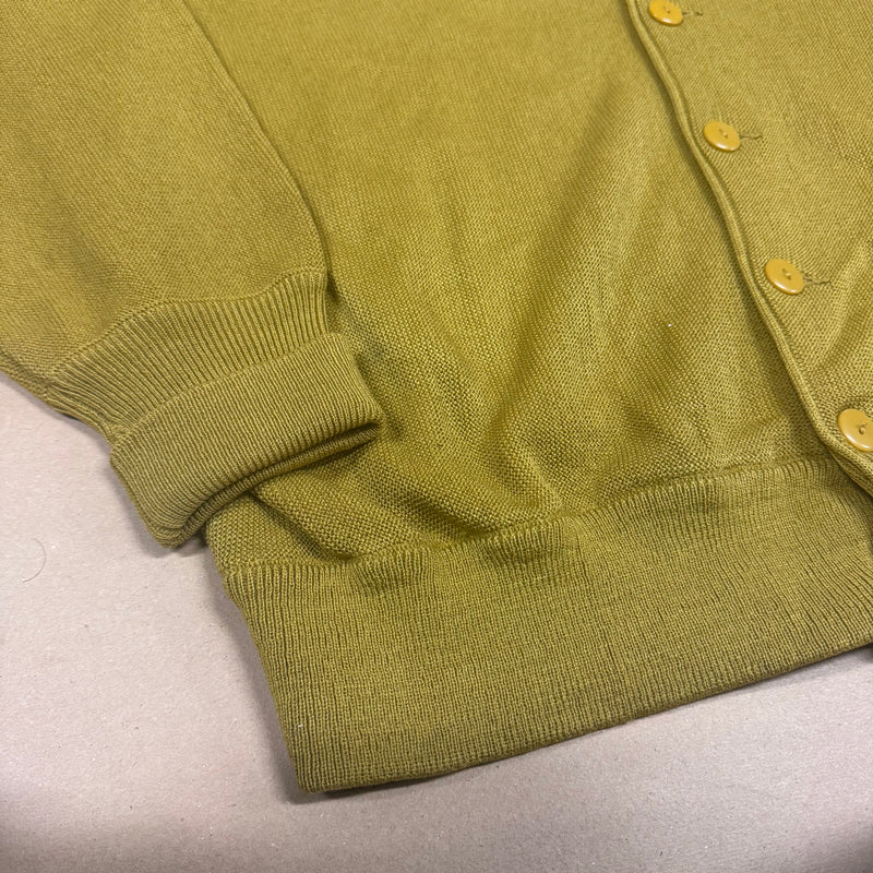 Detailansicht: Sourced limited accessories and clothes Lacoste vintage knitted yellowish cardigan – Logo, Nähte oder Material