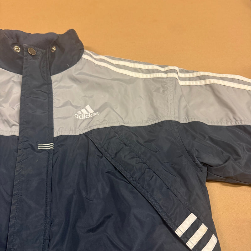 Detailansicht: Sourced limited accessories and clothes Adidas vintage grey jacket – Logo, Nähte oder Material