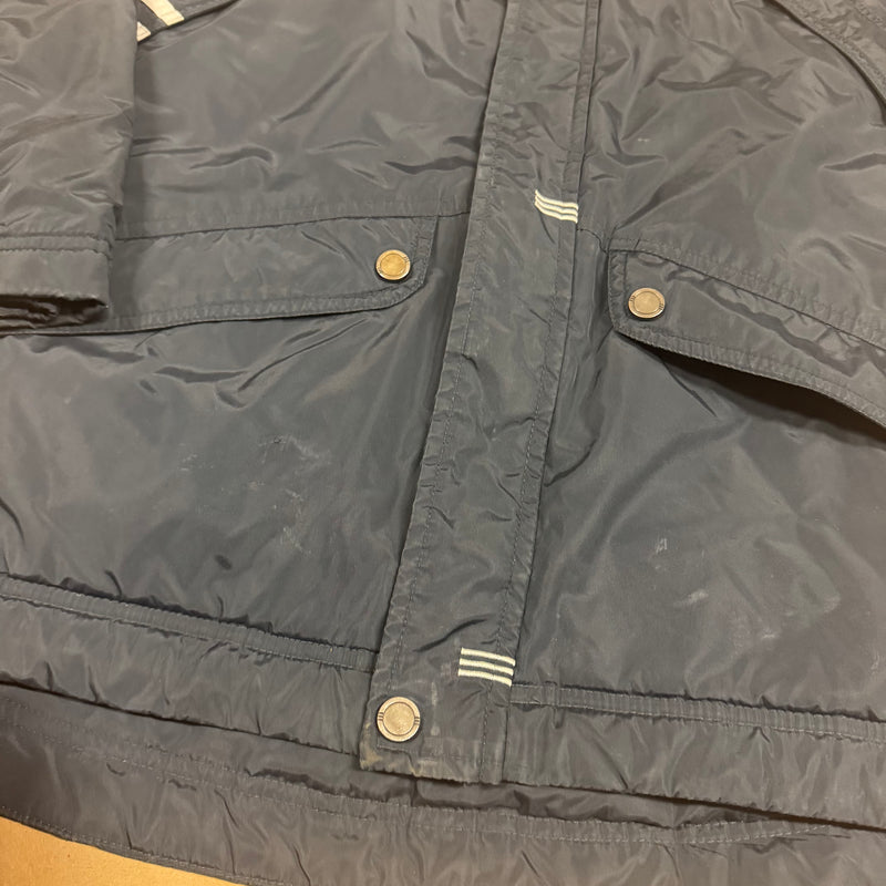 Detailansicht: Sourced limited accessories and clothes Adidas vintage grey jacket – Logo, Nähte oder Material