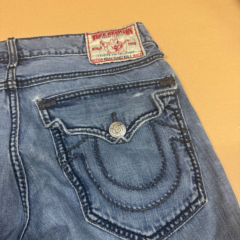 Detailansicht: Sourced limited accessories and clothes True Religion classic slightly reworked jeans – Logo, Nähte oder Material