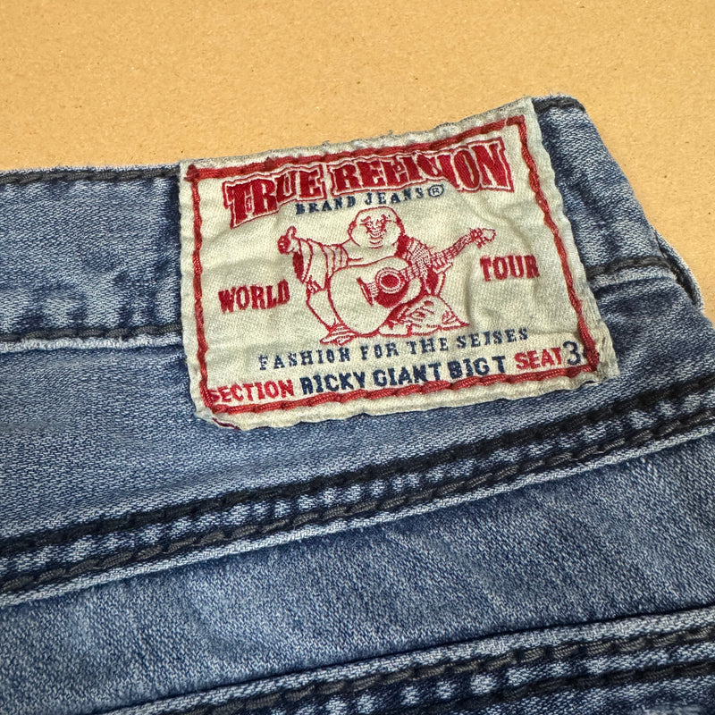 Detailansicht: Sourced limited accessories and clothes True Religion classic slightly reworked jeans – Logo, Nähte oder Material
