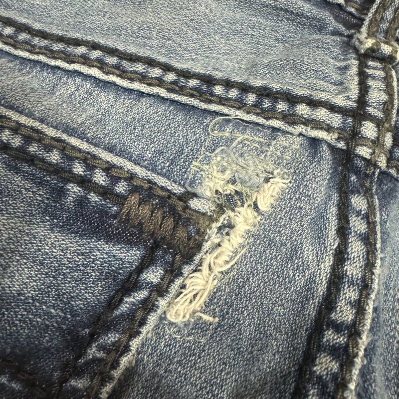 Detailansicht: Sourced limited accessories and clothes True Religion classic slightly reworked jeans – Logo, Nähte oder Material