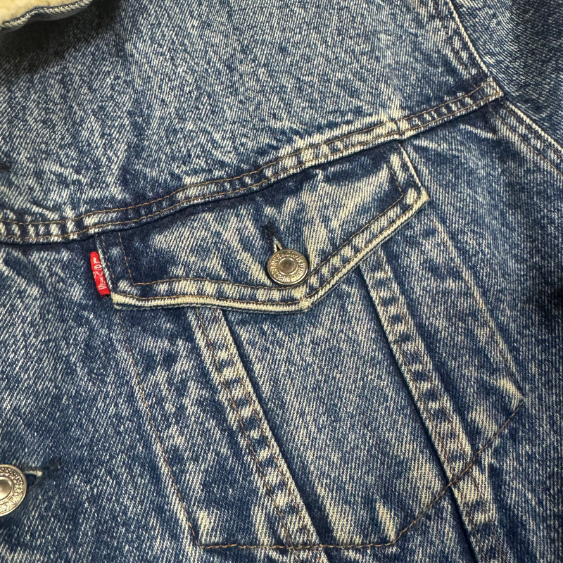 Detailansicht: Sourced limited accessories and clothes Levi Strauss vintage fluffy denim jacket – Logo, Nähte oder Material
