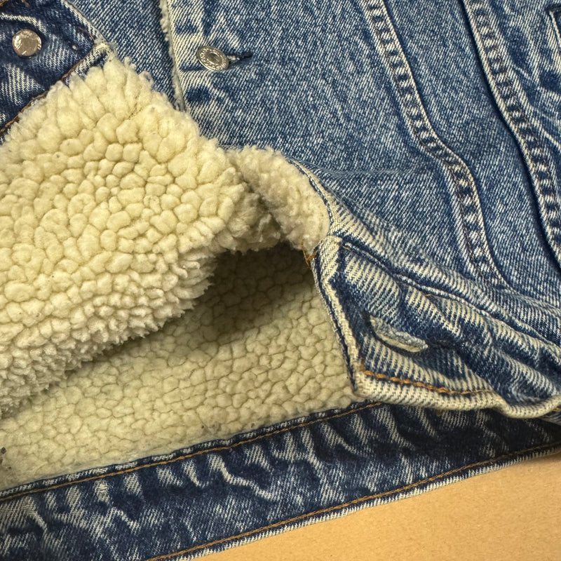 Detailansicht: Sourced limited accessories and clothes Levi Strauss vintage fluffy denim jacket – Logo, Nähte oder Material