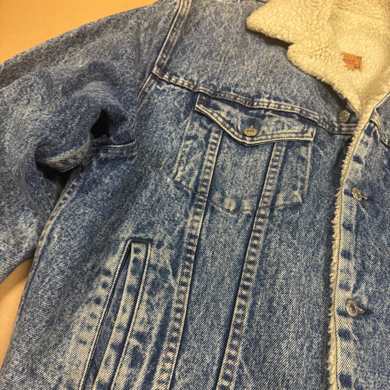 Detailansicht: Sourced limited accessories and clothes Levi Strauss vintage fluffy denim jacket – Logo, Nähte oder Material