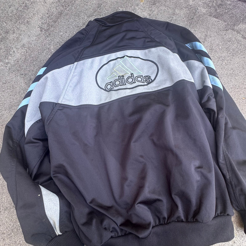 Detailansicht: Sourced limited accessories and clothes Adidas 90s vintage black track jacket used – Logo, Nähte oder Material