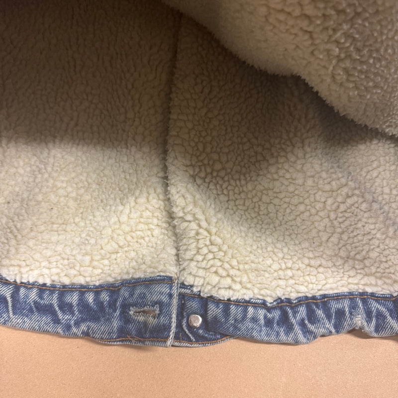 Detailansicht: Sourced limited accessories and clothes Levi Strauss vintage fluffy denim jacket – Logo, Nähte oder Material