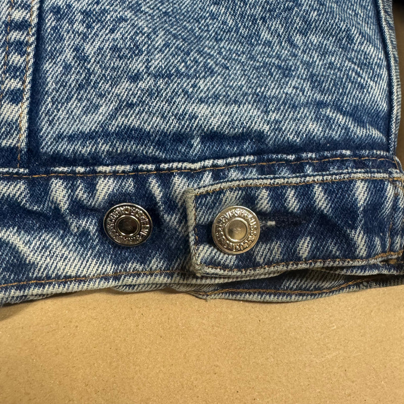 Detailansicht: Sourced limited accessories and clothes Levi Strauss vintage fluffy denim jacket – Logo, Nähte oder Material