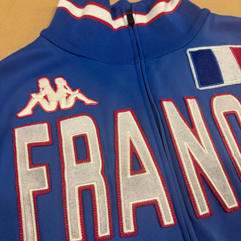 Detailansicht: Sourced limited accessories and clothes Kappa France streetwear style track jacket – Logo, Nähte oder Material