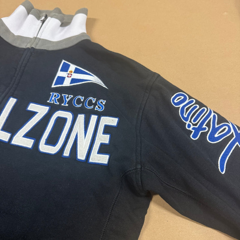 Detailansicht: Sourced limited accessories and clothes Kappa Mascalzone Italia black zip-up – Logo, Nähte oder Material