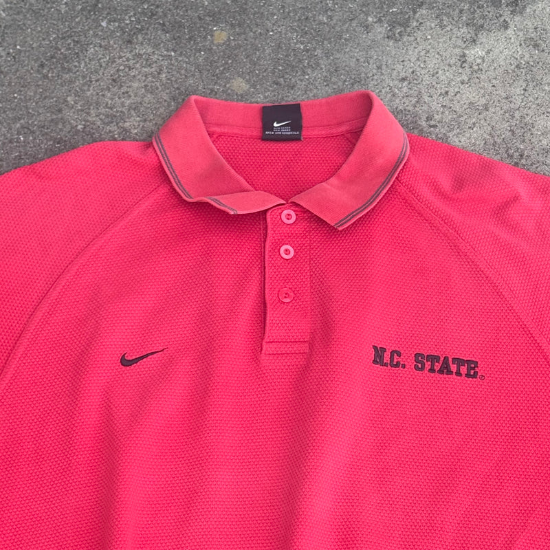 Detailansicht: Sourced limited accessories and clothes Nike N.C. State red sportswear poloshirt – Logo, Nähte oder Material