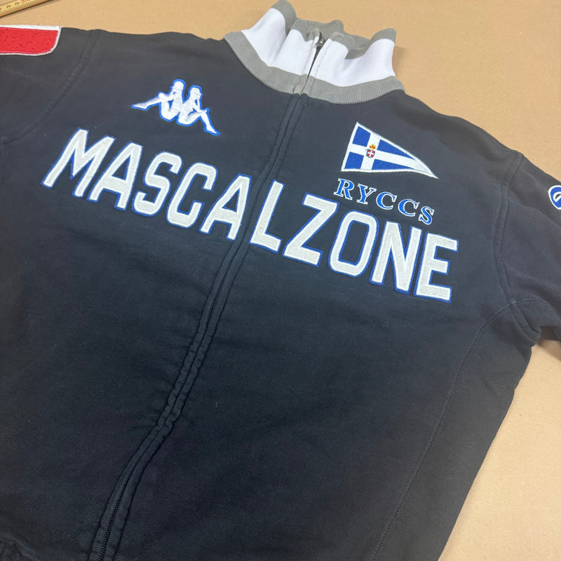Detailansicht: Sourced limited accessories and clothes Kappa Mascalzone Italia black zip-up – Logo, Nähte oder Material