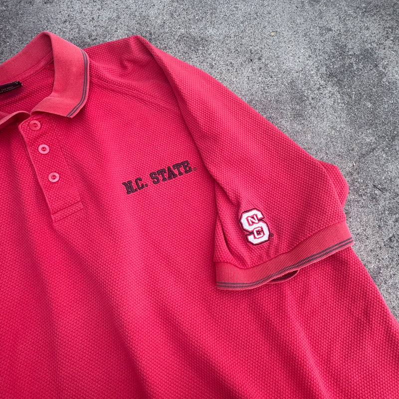 Detailansicht: Sourced limited accessories and clothes Nike N.C. State red sportswear poloshirt – Logo, Nähte oder Material