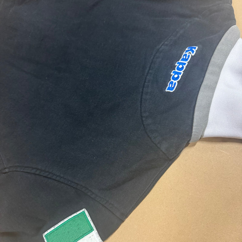 Detailansicht: Sourced limited accessories and clothes Kappa Mascalzone Italia black zip-up – Logo, Nähte oder Material