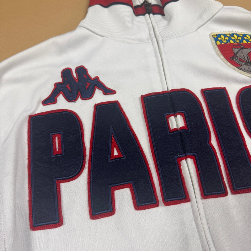 Detailansicht: Sourced limited accessories and clothes Kappa Paris streetwear white track jacket – Logo, Nähte oder Material