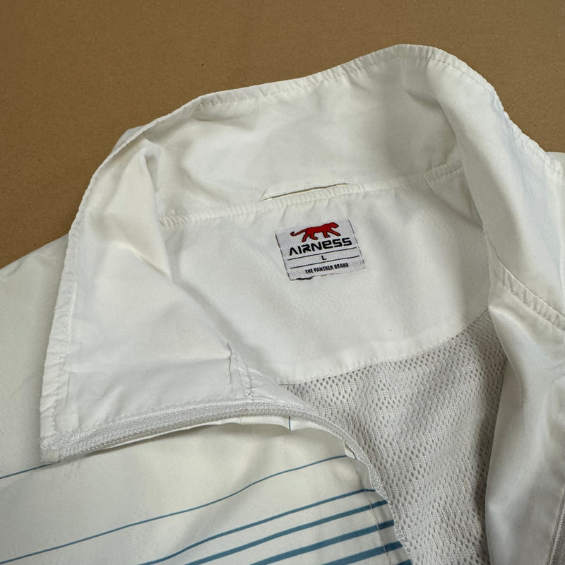 Detailansicht: Sourced limited accessories and clothes Streetwear style Airness white track jacket – Logo, Nähte oder Material