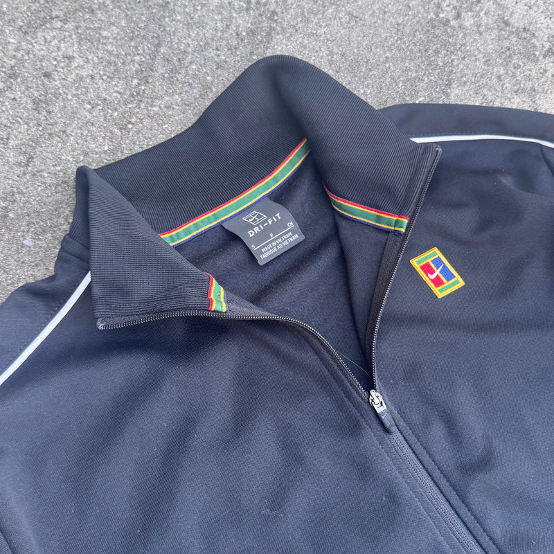 Detailansicht: Sourced limited accessories and clothes Nike Tennis vintage black track jacket – Logo, Nähte oder Material