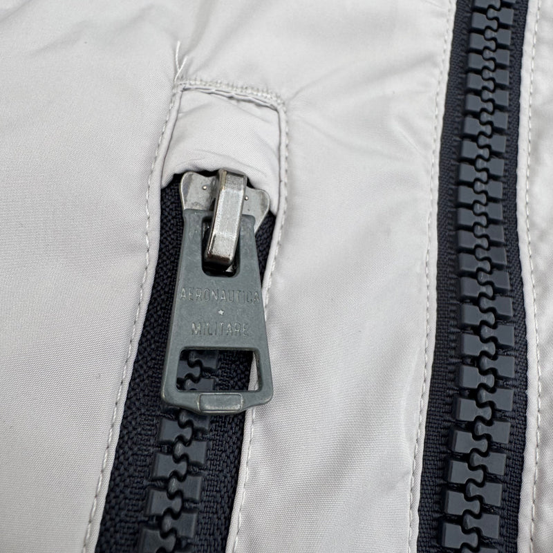 Detailansicht: Sourced limited accessories and clothes Aeronautica Militare Italian Airforce rain jacket – Logo, Nähte oder Material