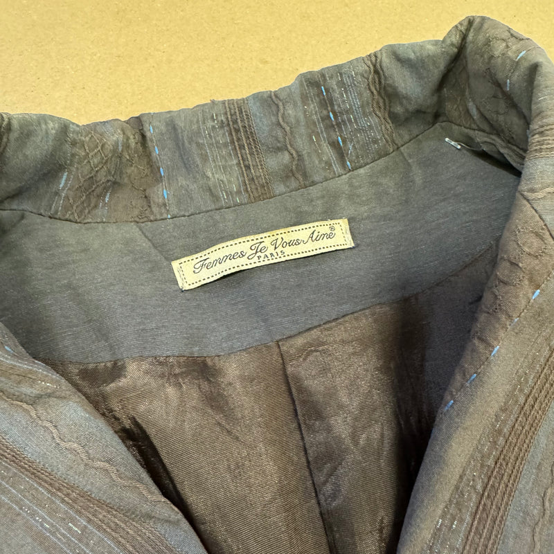 Detailansicht: Sourced limited accessories and clothes “Femmes je vous aime” vintage blazer – Logo, Nähte oder Material