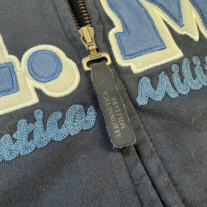 Detailansicht: Sourced limited accessories and clothes A.M. Aeronautica Militare blue zip-up jacket – Logo, Nähte oder Material