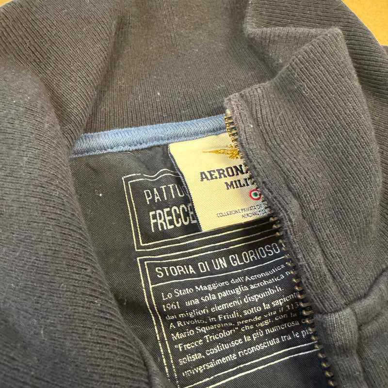 Detailansicht: Sourced limited accessories and clothes A.M. Aeronautica Militare blue zip-up jacket – Logo, Nähte oder Material