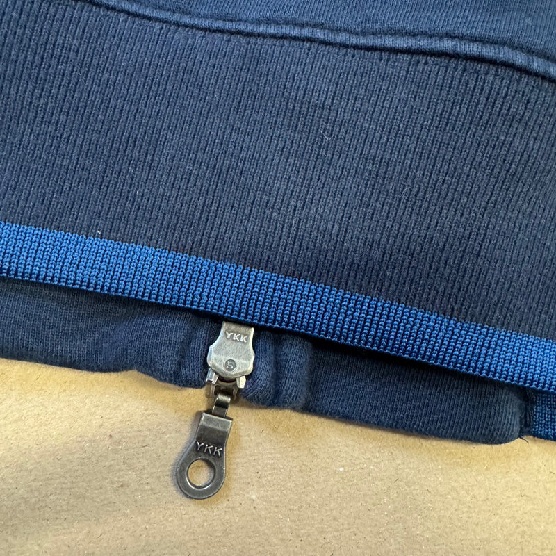 Detailansicht: Sourced limited accessories and clothes A.M. Aeronautica Militare blue zip-up jacket – Logo, Nähte oder Material