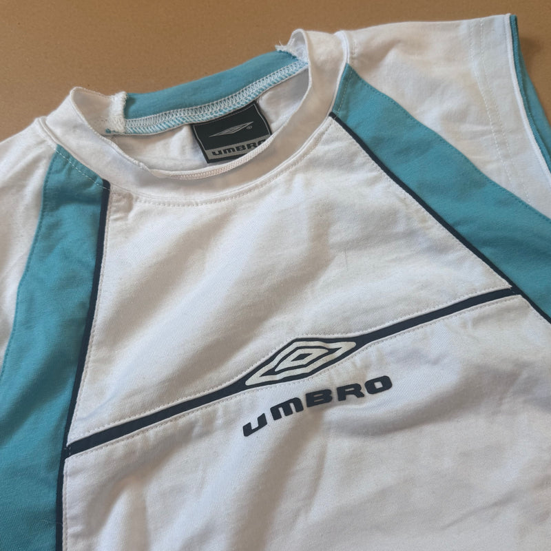 Detailansicht: Sourced limited accessories and clothes Umbro streetwear white tank-top – Logo, Nähte oder Material
