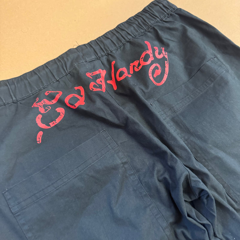 Detailansicht: Sourced limited accessories and clothes Ed Hardy x Urban Outfitters vintage cargos – Logo, Nähte oder Material